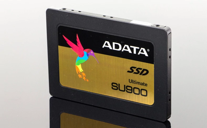 Adata SU900. Jeśli szukamy dysku zamiennego do laptopa zwróćmy uwagę, czy nasz sprzęt pracuje z dyskami 7mm czy 9,5mm. Adata SU900 w zestawie ma płytkę dystansującą, która umożliwia montaż w każdym sprzęcie.