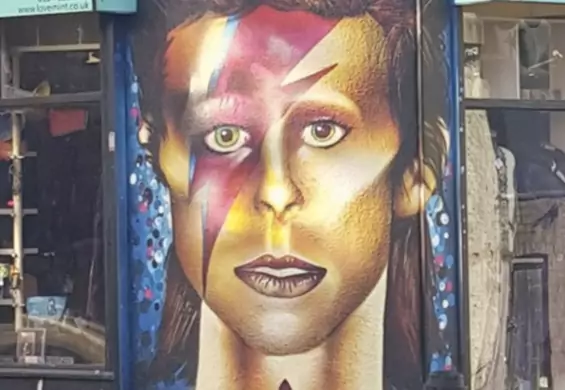 Mural miał przedstawiać Dawida Bowie’ego, ale chyba nie za bardzo się udało...