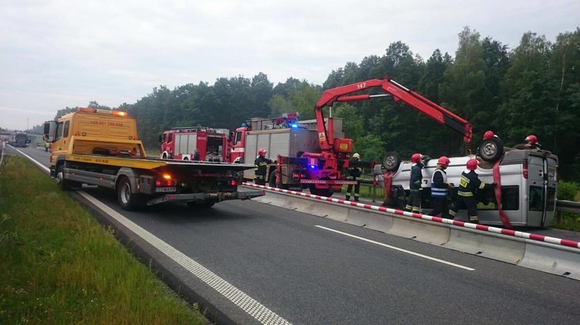 Bus dachował na A4