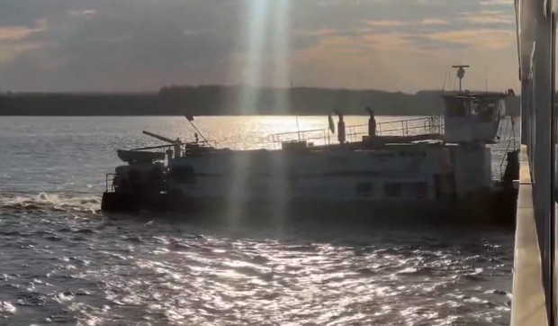 Kruzer sa 238 ljudi nasukan na Dunavu