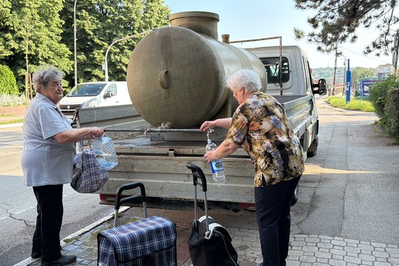 "PAZITE ŠTA SIPATE U BALONE, CISTERNE STOJE JEDNA PORED DRUGE!" Hitna akcija na terenu u Čačku: Kragujevac poslao 15.000 litara vode, u pomoć pritiče i vojska