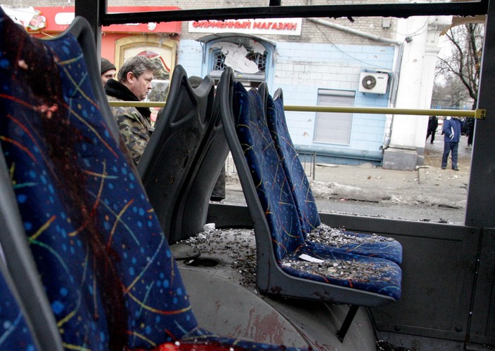 Ostrzelany trolejbus na przystanku w Doniecku