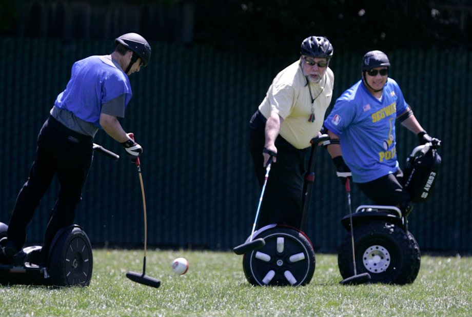 Z Segwaya korzystało jednak wielu innych guru świata technologii, jak np. Steve Wozniak, jeden z założycieli Apple’a. Na Segwayach widywano też założycieli Google’a – Sergeya Brina i Larry’ego Page’a.