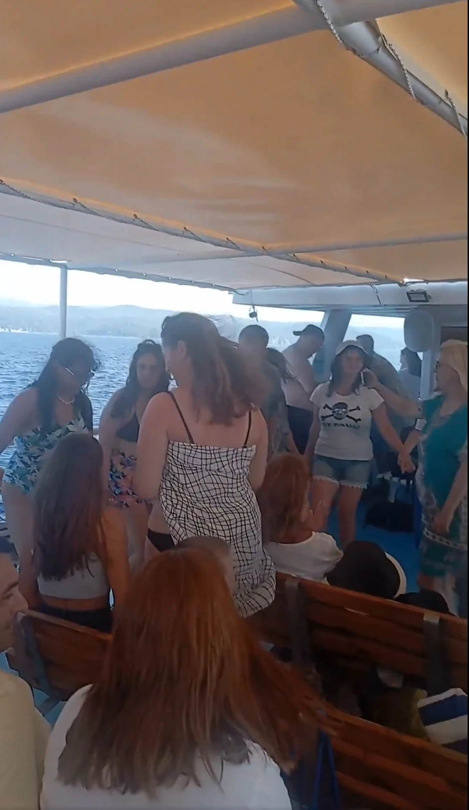 Srbi igraju kolo na brodu u Grčkoj