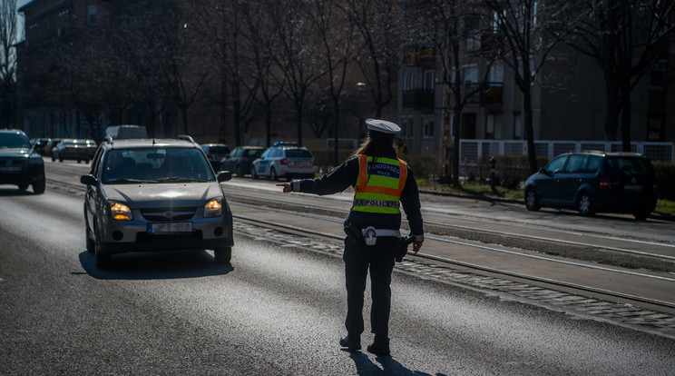 A rendőrök a buszsávokat ellenőrizték fokozottan, és az ott szabálytalankodókat. /Fotó: MTI/Balogh Zoltán