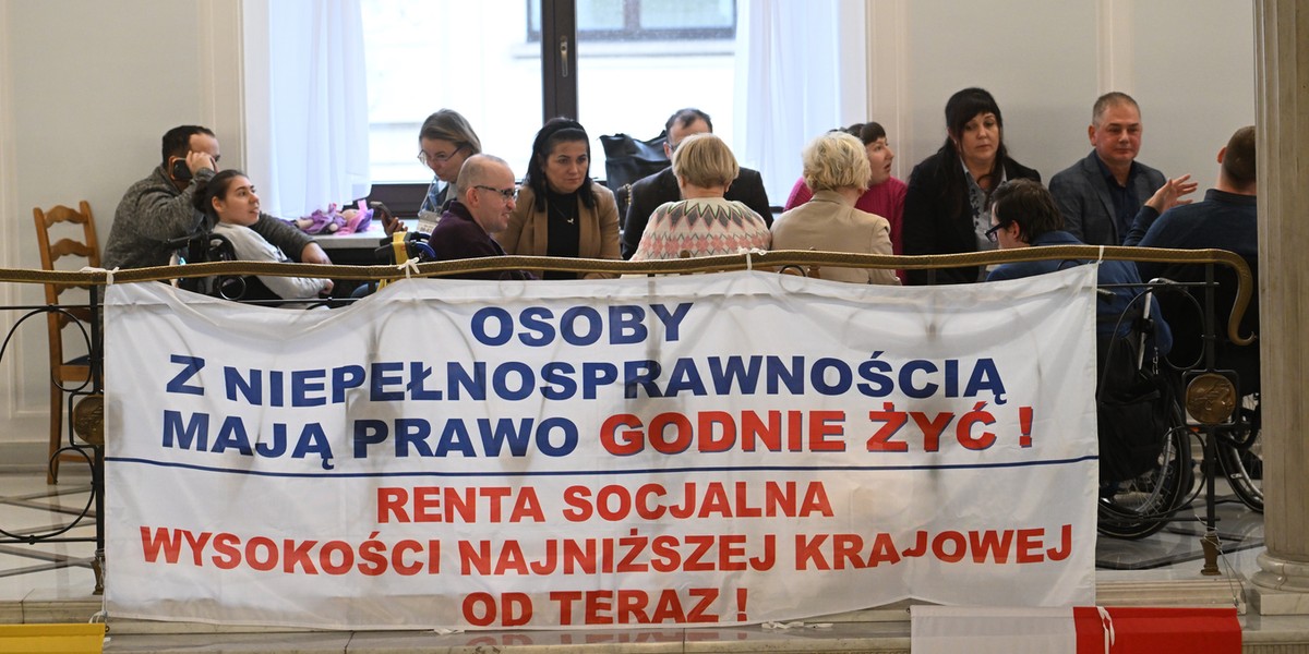 Opiekunowi osób niepełnosprawnych znów protestują w Sejmie. Domagają się zmian w rencie socjalnej. 