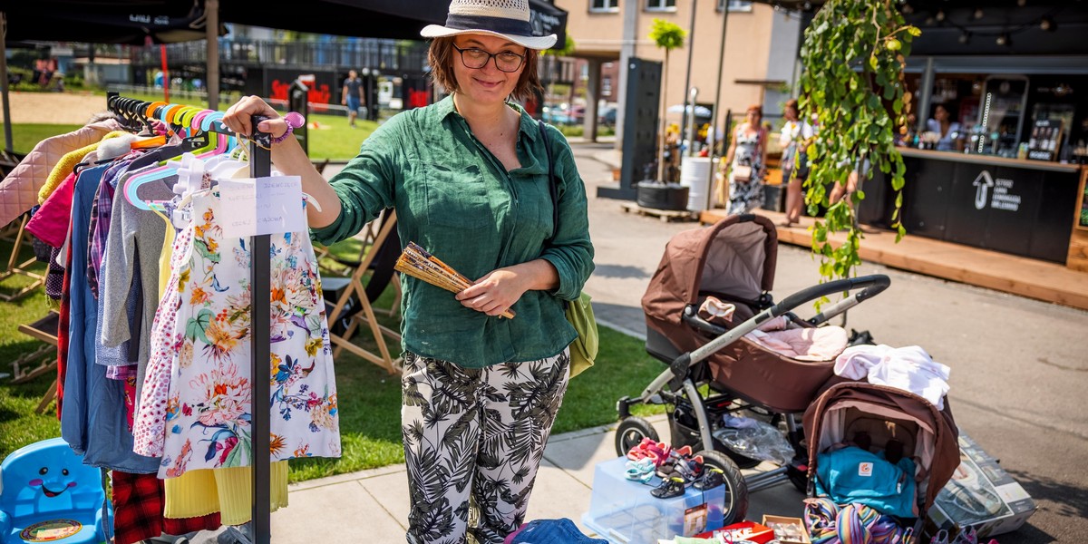 Bazar na terenie „Fabryki Pełnej Życia” w Dąbrowie Górniczej. Aleksandra Rajch (41l.) ze swoim stoiskiem. 