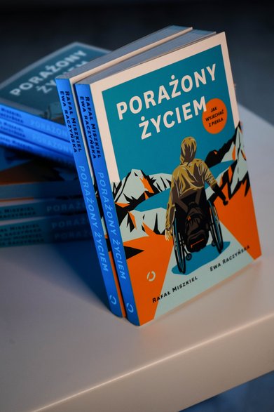 "Porażony życiem" książka Rafała Miszkiela i Ewy Raczyńskiej 