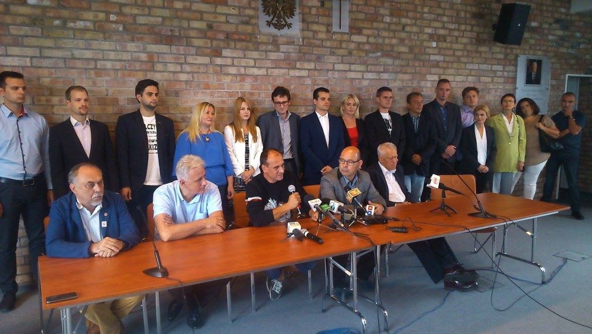 Podczas środowej konferencji w siedzibie śląsko-dąbrowskiej Solidarności Paweł Kukiz przedstawił liderów list w jesiennych wyborach do parlamentu. Zaangażowanie, miłość do ojczyzny i chęć zmiany ustroju – to kryteria, jak mówił muzyk, doboru kandydatów na listy ruchu Kukiza.