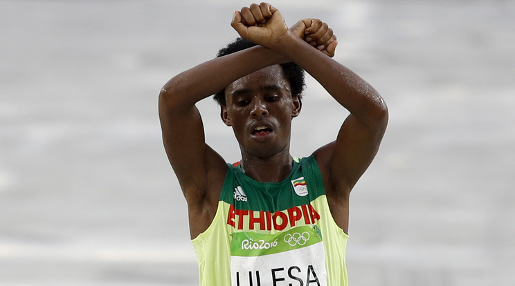Ahogy célbaért, azonnal felemelte kezeit az etióp sportoló / Fotó: AFP