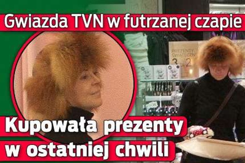 Gwiazda TVN w futrzanej czapie. Kupowała prezenty w ostatniej chwili