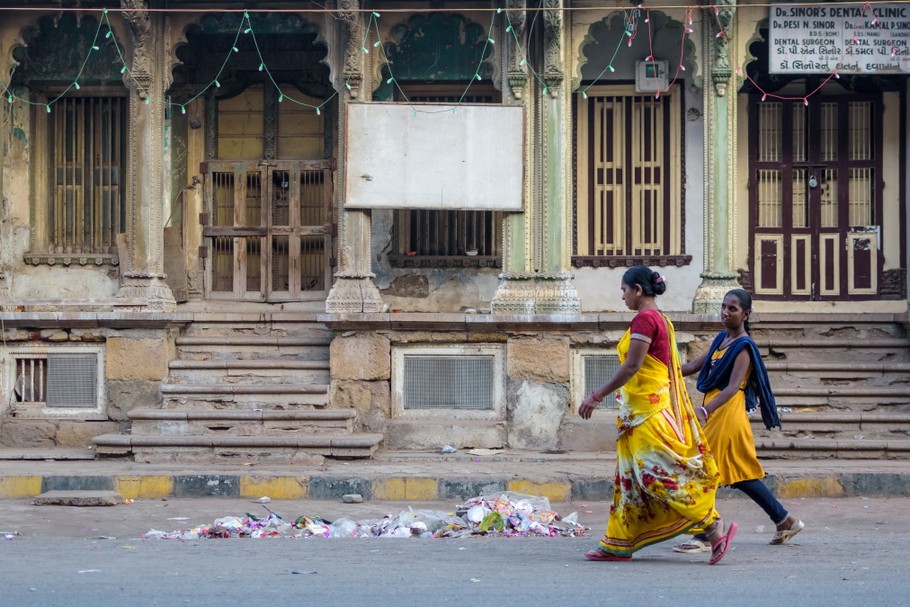 Poziom aktywności zawodowej kobiet w Indiach jest niski nawet w ujęciu regionalnym. W tym aspekcie Indie ustępują takim krajom jak Afganistan czy Pakistan. Zdjęcie: Bhavnagar, Gudźarat, Indie, listopad 2018