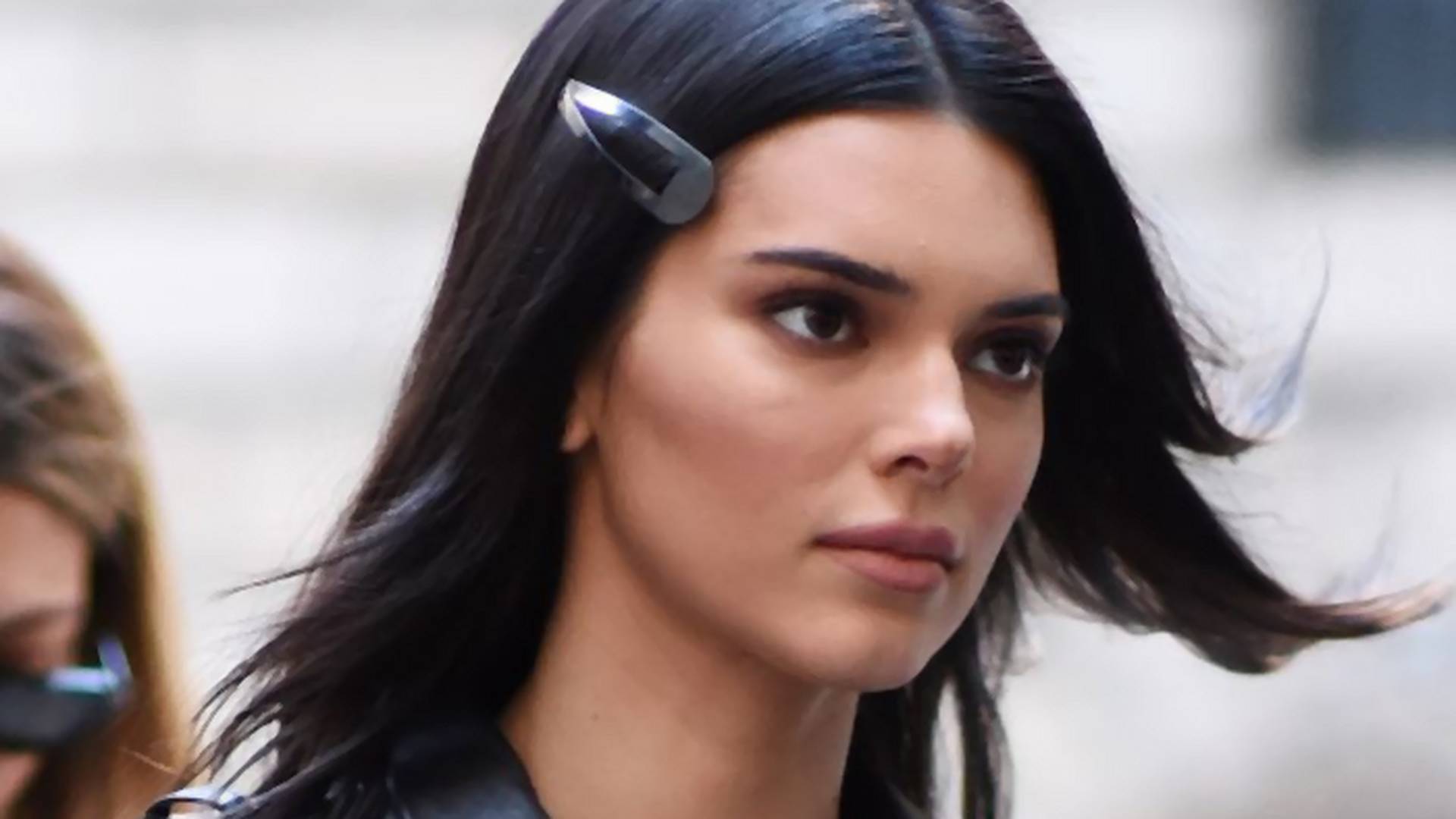 Kendall Jenner kénytelen a zsebébe nyúlni, amiért minden idők legnagyobb kamufesztiváljához adta a nevét