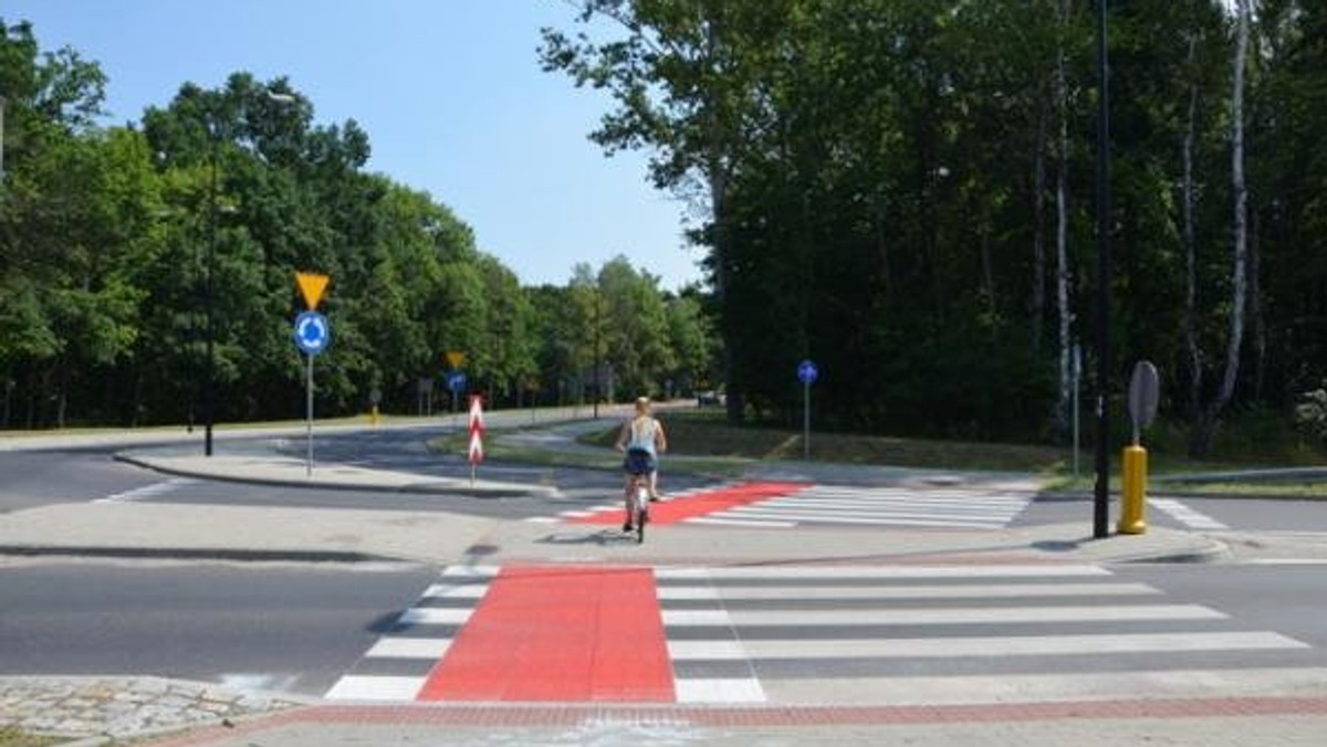 110-metrowa ścieżka rowerowa wzdłuż ulicy Roosevelta połączy Zabrze z Gliwicami. Trasa powstała w tzw. systemie szwajcarskim. Co to oznacza? Niewiele. Po prostu przy krawędzi jezdni czerwoną farbą namalowano ścieżkę przeznaczoną tylko dla rowerzystów.