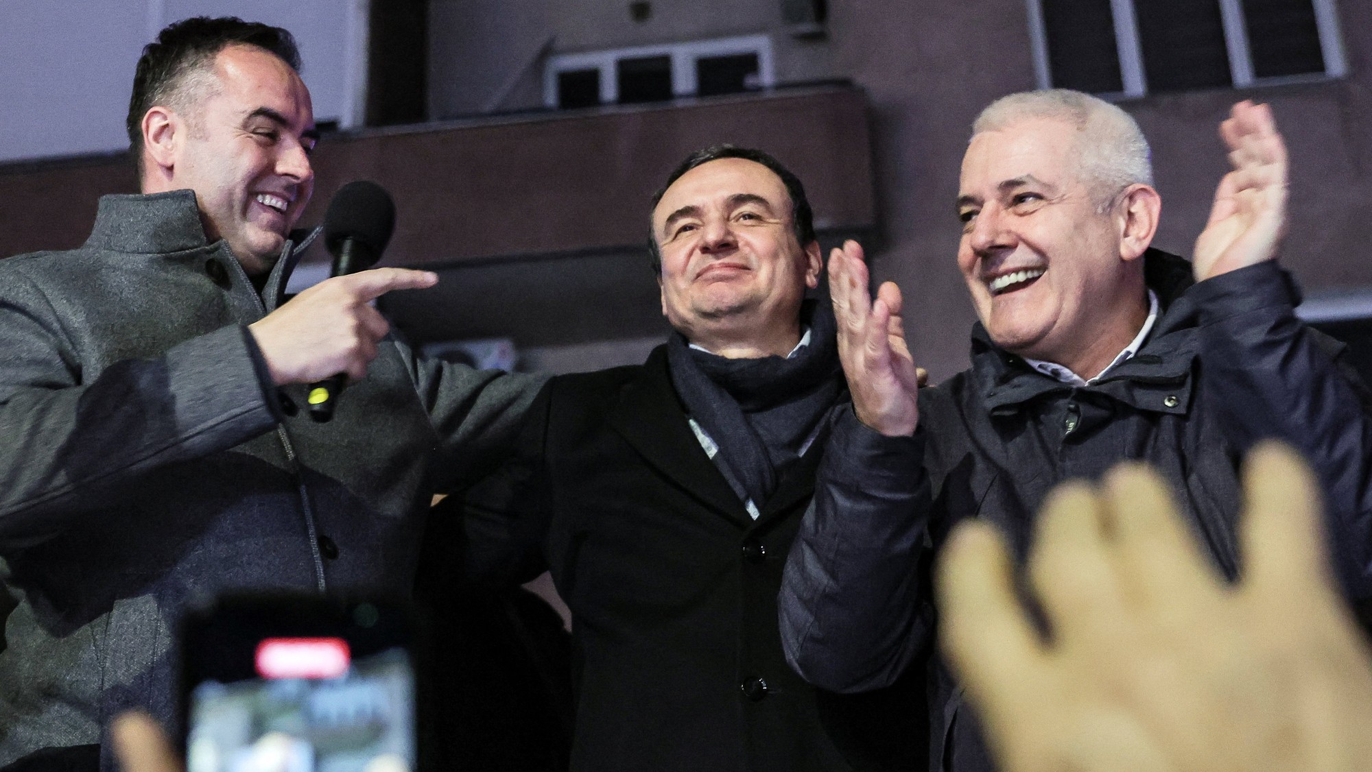 Kosovský premiér Albin Kurti oslavuje s priaznivcami po tom, čo jeho strana získala viac ako polovicu hlasov v predčasných parlamentných voľbách.