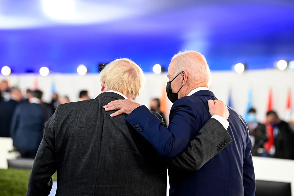 U zagrljaju sa britanskim premijerom Borisom Džonsonom na samitu G20 u Rimu