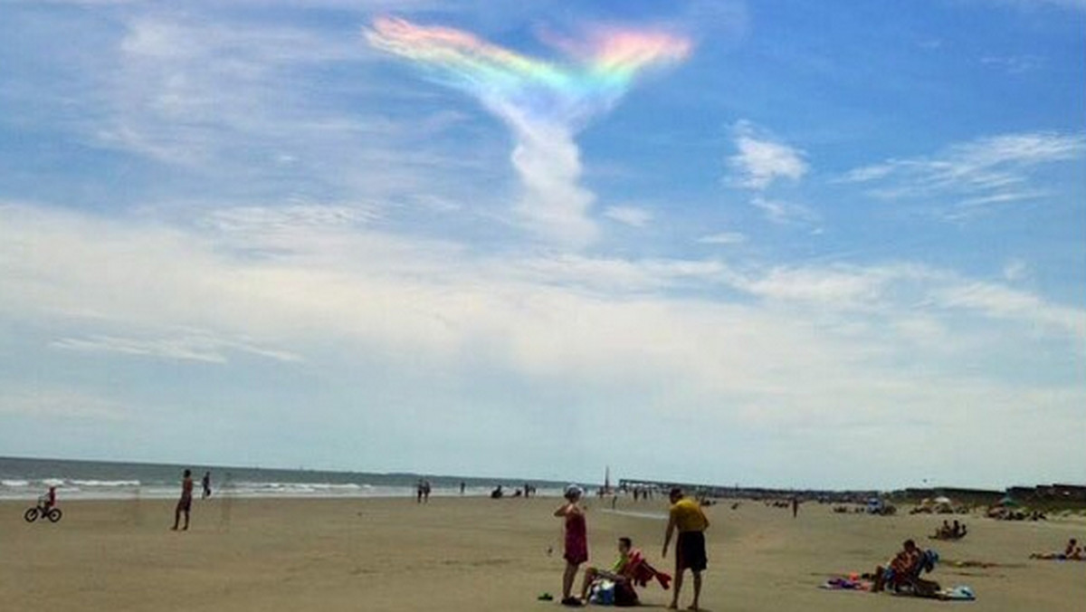 Niezwykła tęcza została uchwycona przez plażowiczów w Karolinie Południowej. Zupełnie nieprzypominająca standardowego, kolorowego łuku tęcza przybrała kształt nieregularnej chmury.