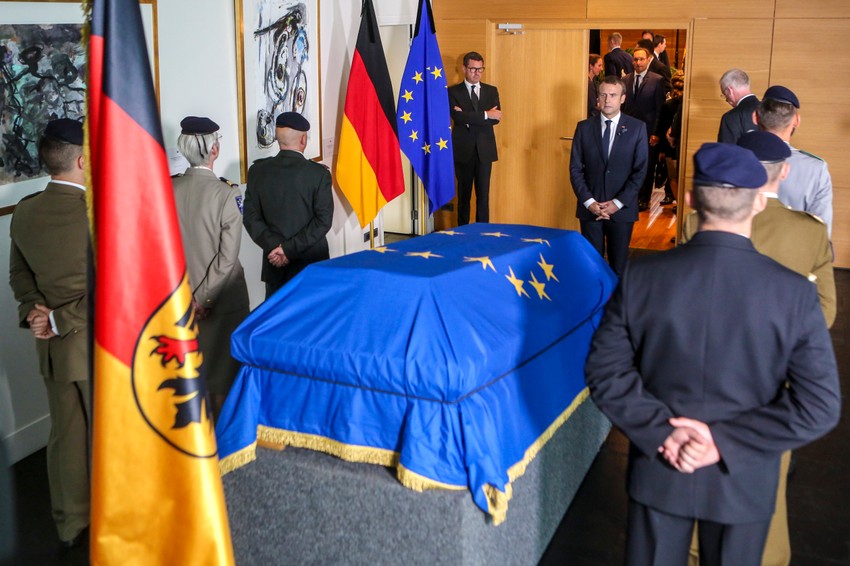 Emanuel Makron odaje počast Helmutu Kolu