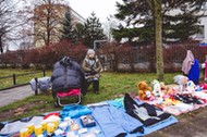 Pani Teresa ma na stoisku pluszowe misie, książeczki dla dzieci, damską kurtkę i rękawiczki. Dostała to wszystko od córki i zięcia.