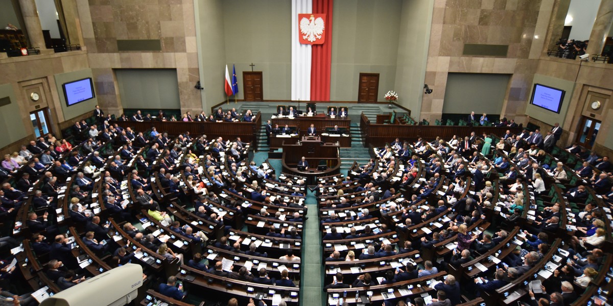 Sejm przyjął ustawę o Sądzie Najwyższym, która ma odblokować Polsce miliardy z Unii Europejskiej. 