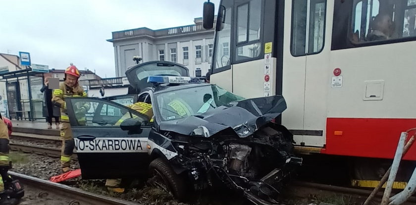 Groźny wypadek w Gdańsku. Samochód Służby Celno-Skarbowej zderzył się z tramwajem. Trzy osoby ranne