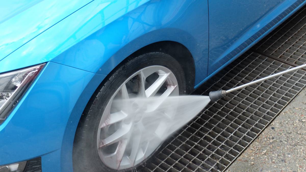Jak utrzymać felgi auta w czystości i co robić, by brudziły się mniej?