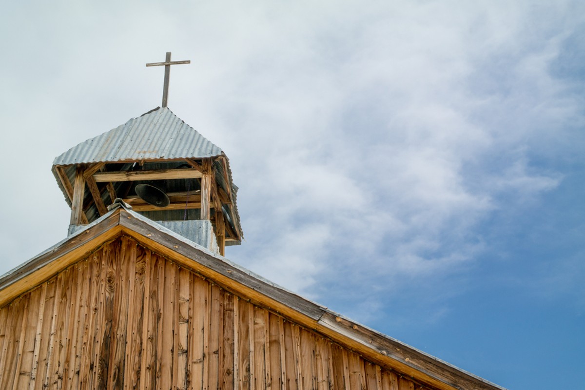 Wojewódzki inspektor ochrony środowiska, który przybył do parafii z kontrolą, stwierdził, że proboszcz nie może wygrywać codziennie religijnych melodii