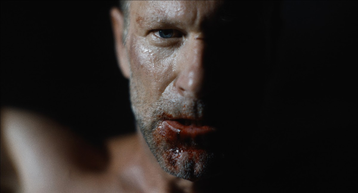 Aaron Eckhart w filmie "Mroczny fajter"