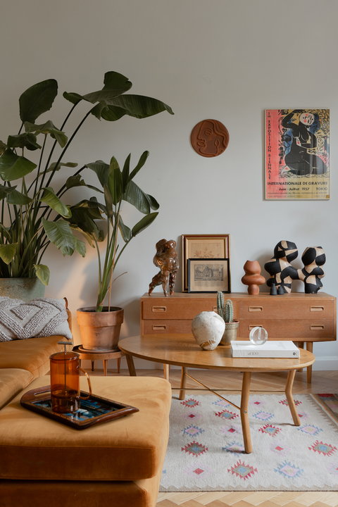 Eklektyzm w stylu vintage. Zaglądamy do mieszkania projektantki ceramiki!