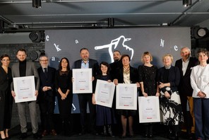 Nagrodzeni i kapituła: (od lewej) Justyna Kopińska, Mateusz Baczyński, Michał Broniatowski, Ewa Ewart, Piotr Świerczek, Dorota Borodaj, Tomasz Sekielski, dr Hanna Machińska, Karolina Sulej, Krystyna Kofta, Leszek Sankowski, Anna Dąbrowska