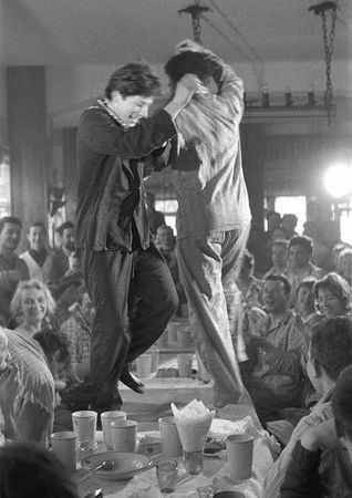 Wojciech  Plewiński: Roman Polański i Andrzej Wojciechowski tańczą na stole w piżamach podczas Jazz Campingu w schronisku na Kalatówkach, 1959 r.