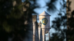 ostra walka o warner bros. discovery. akcje netflixa lecą na łeb, na szyję