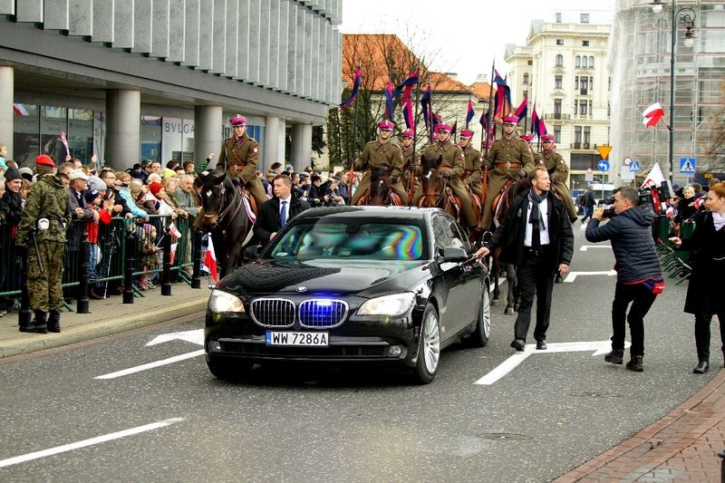 Opancerzone BMW z prezydentem na pokładzie