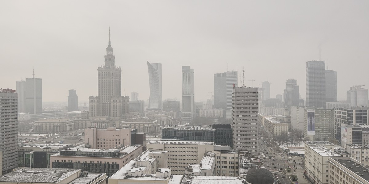 Obecne rozporządzenie stanowi z kolei, że w Polsce alarm smogowy ogłaszany jest po przekroczeniu średniodobowej wartości 300 mikrogramów na m sześc. Poziom informowania to 200 mikrogramów. Krajowe normy są najwyższymi w Unii Europejskiej.