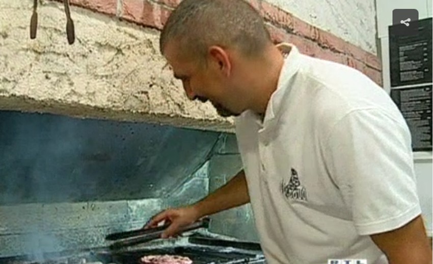 Branko Stojković, roštilj majstor iz Srbije, zadovoljan je i platom i uslovima rada u Hrvatskoj