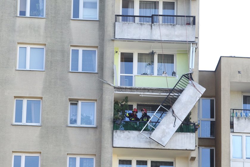 Balustrada oderwała się od bloku. Może runąć na ziemię