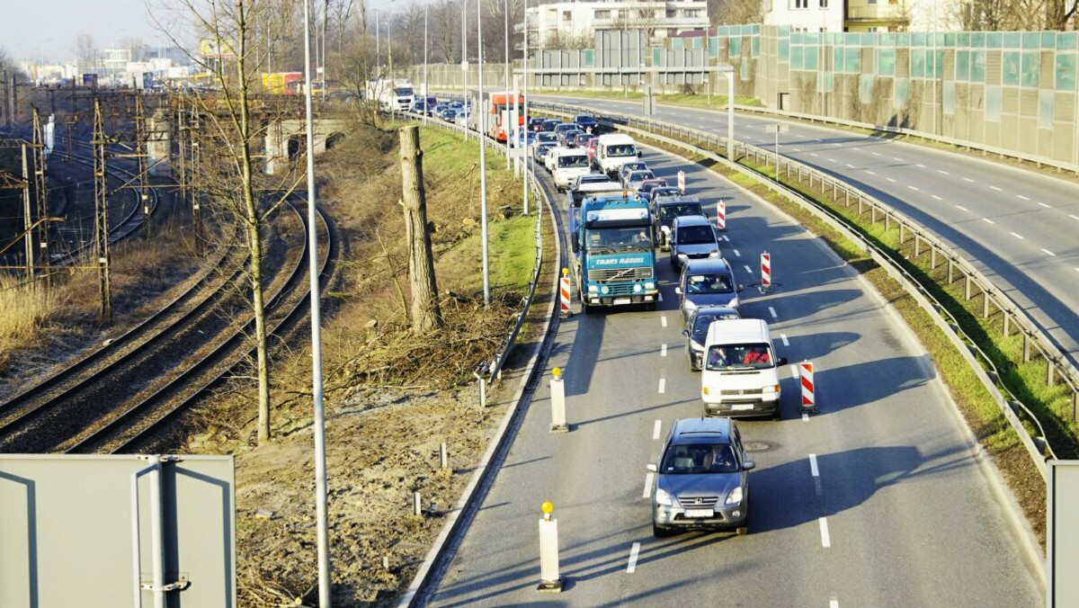 Przez tydzień kierowcy bez przeszkód będą mogli jeździć w okolicy budowanej estakady kolejowej. Zmiany zaczną obowiązywać od weekendu. Kolejne utrudnienia zaczną się 3 listopada. Zamknięta zostanie m.in. estakada nad skrzyżowaniem.