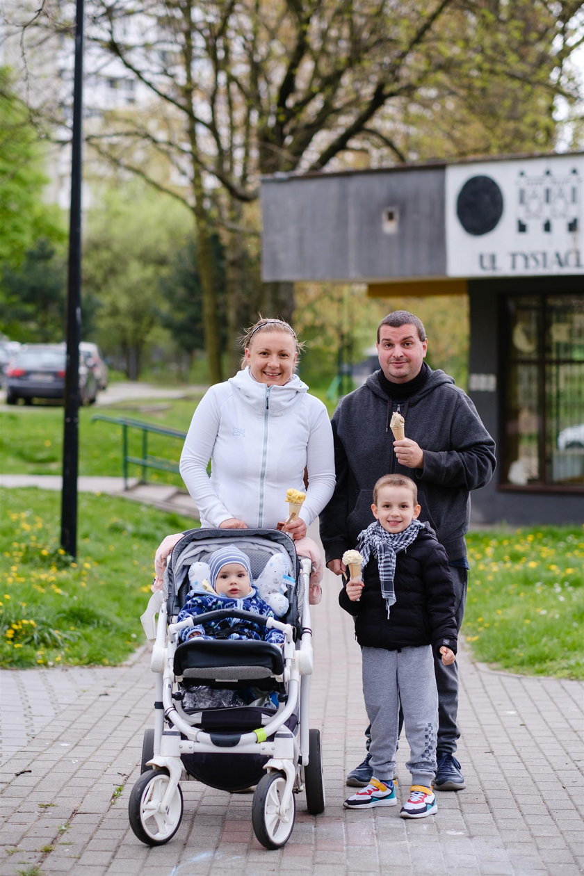 Roksana i Tomas z dziećmi z Katowic czekają z wyjazdem, aż ceny nieco spadną. 