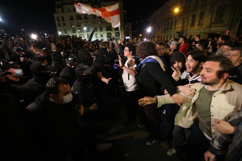 Demonstranci protestują przeciwko prorosyjskiej ustawie o zagranicznych agentach, Tbilisi, Gruzja, 17 kwietnia 2024 r.