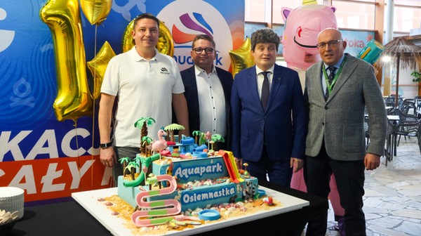Od lewej: Paweł Rańda, Grzegorz Kaliszczak, wiceprezydent Ryszard Kessler oraz Artur Siewierski. Za chwilę tort trafi do gości Aquaparku Wrocław. 