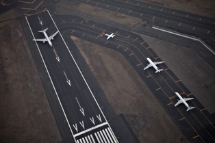 "WSJ": Linie lotnicze w USA szykują się do całkowitego zawieszenia połączeń