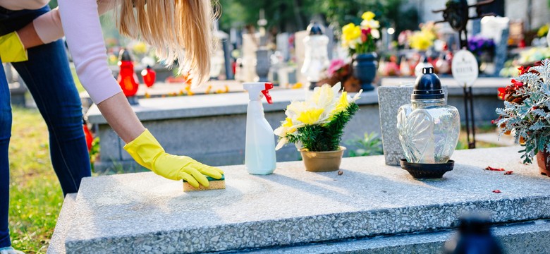 Sprzątanie grobów przed Wszystkimi Świętymi. Ile kosztuje usługa porządkowania nagrobków na 1 listopada? Oto ceny