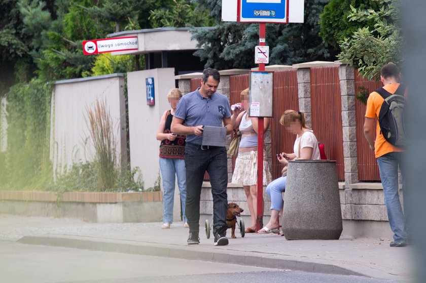 Paweł Deląg z psem na wózku inwalidzkim na spacerze