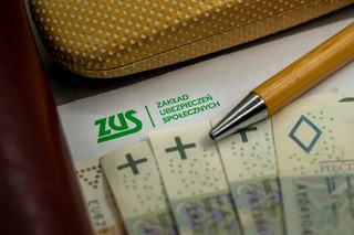 ZUS wypłaca 300 zł dodatku. Kto dostanie pieniądze?