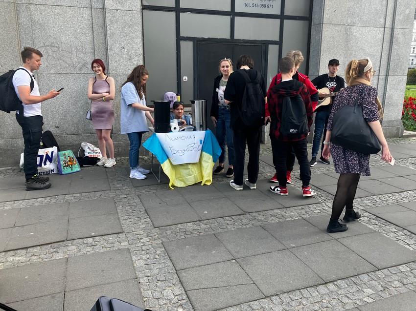 Mladi u centru Varšave prodaju limunadu kako bi sakupili pomoć za Ukrajinu