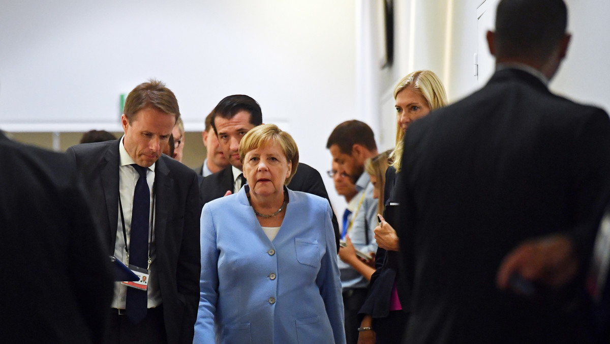 Prezydent Ukrainy Wołodymyr Zełenski i kanclerz Niemiec Angela Merkel uzgodnili podczas rozmowy telefonicznej szybkie zwołanie szczytu w tzw. formacie normandzkim w sprawie sytuacji na Ukrainie - poinformowała służba prasowa ukraińskiego prezydenta.