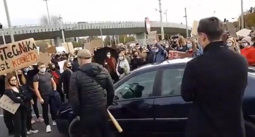 Auto wjechało w demonstrantów