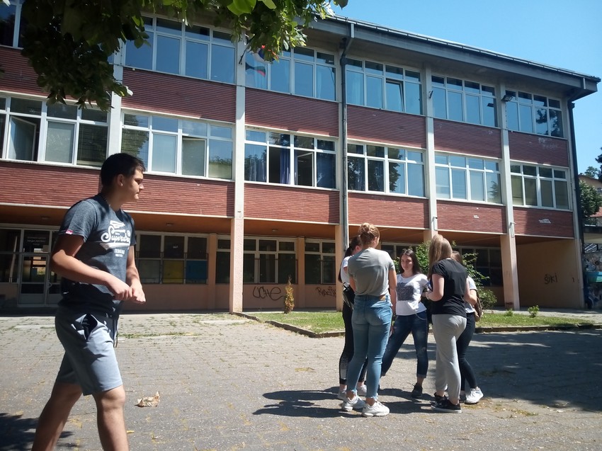 Užički đaci razmenjuju iskustva posle današnjeg rešavanja testa iz matematike