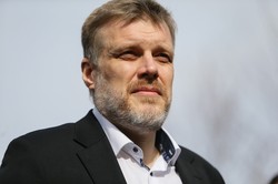 "Piwo z Hołownią? Usłyszałby...". Adrian Zandberg o arogancji Trzeciej Drogi