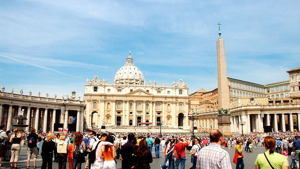 Pielgrzymów przyjeżdżających do Rzymu czeka wyścig po miejsce na placu św. Piotra, nocne czuwanie albo tłok w kolejce do metra - czytamy w "Rzeczpospolitej".